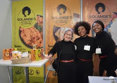 Martha Jeuken, Solange Domaye en Leticia Doguy bij Symfonio. Symfonio lanceerde op de Biobeurs haar eigen merk Solange's African Cuisine - bestaande uit een zestal producten op basis van het biologische Afrikaanse oergraan fonio. "We krijgen heel mooie reacties!", aldus Solange.